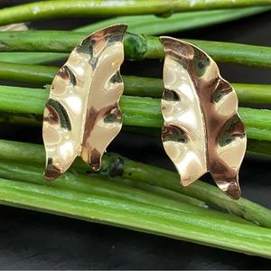 Vintage Unsigned Gold-tone Leaf Lightweight Clip On Earrings